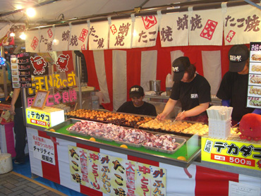 ふわとろたこ焼製造風景、プリプリの刺身タコ使用。模擬店にて