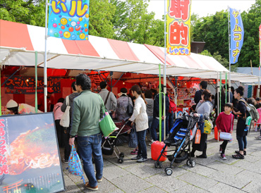 JR品川駅前で行われた港南夏祭りイベントに参加したときの風景。たくさんのお客さまが弊社の広島風お好み焼きに列を作りました。